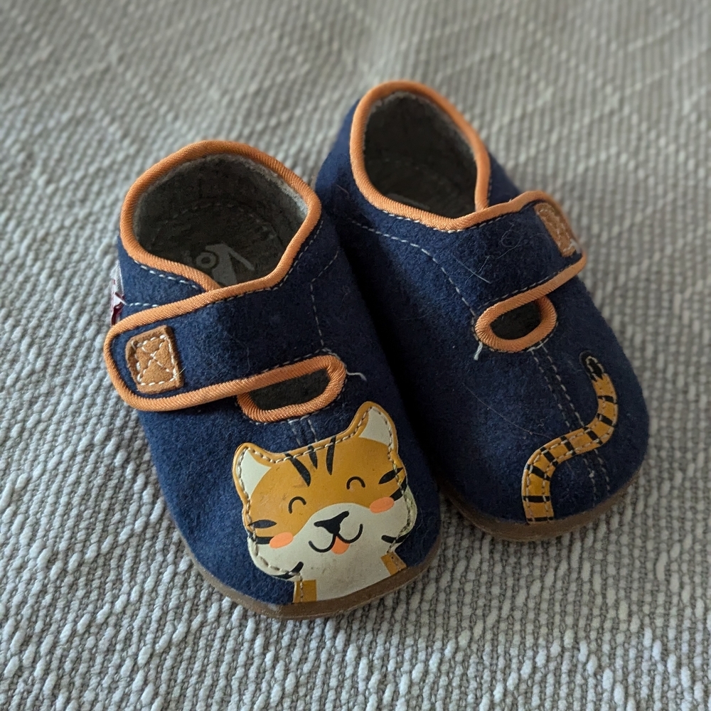 See Kai Run Cruz Dark Blue Tiger Slippers Size 5 Toddler